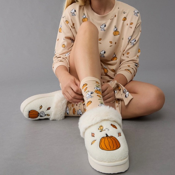 AE Fall Peanuts Snoopy Slippers American Eagle Womens Size 9 BRAND NEW SHIPS NOW - Picture 2 of 4